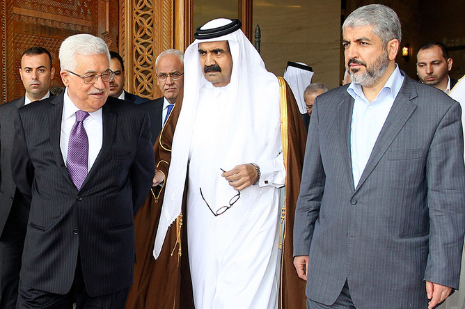 Палестинский президент Махмуд Аббас (слева) и лидер ХАМАС Халед Машаль (справа)
