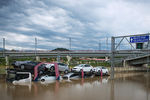 Автомобили на подтопленном участке федеральной трассы Адлер — Веселое