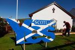 Сторонник независимости Шотландии около своего дома в Портри, остров Скай, Шотландия