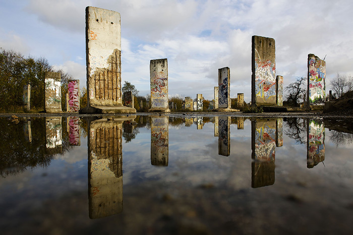 Остатки Берлинской стены в пригороде Берлина
