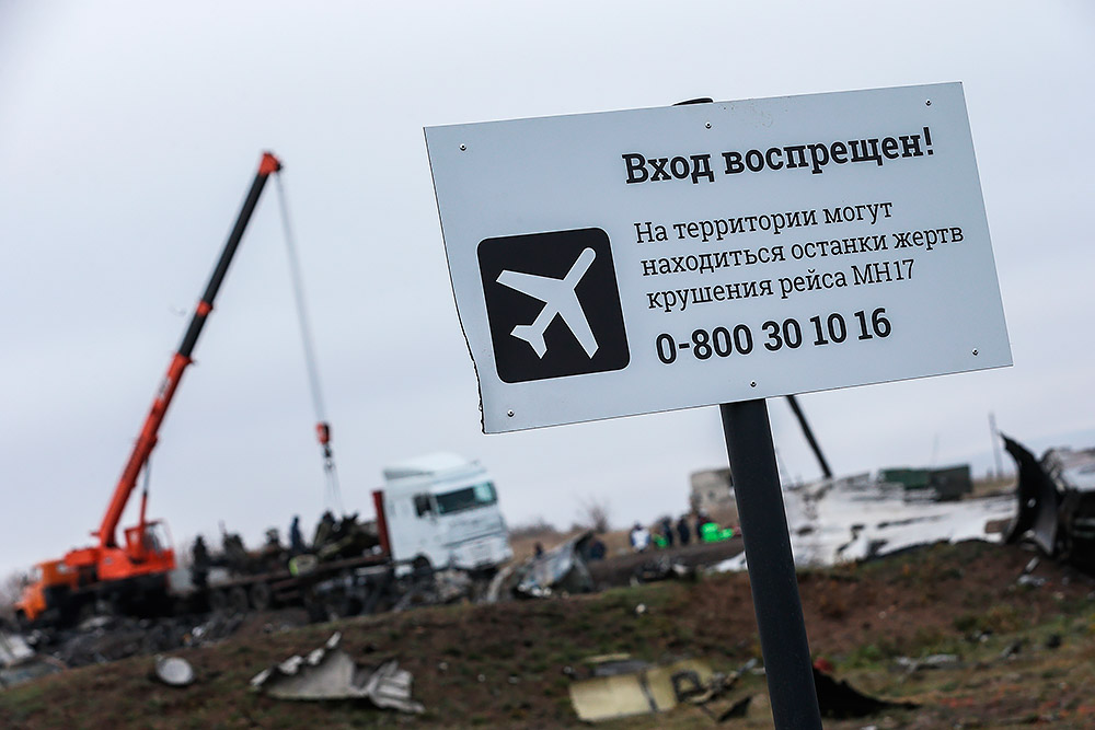 Погрузка обломков пассажирского самолета «Малайзийских авиалиний» Boeing 777, разбившегося 17 июля в районе села Грабово
