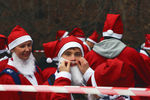 Участники благотворительного забега Дедов Морозов в Парке Горького
