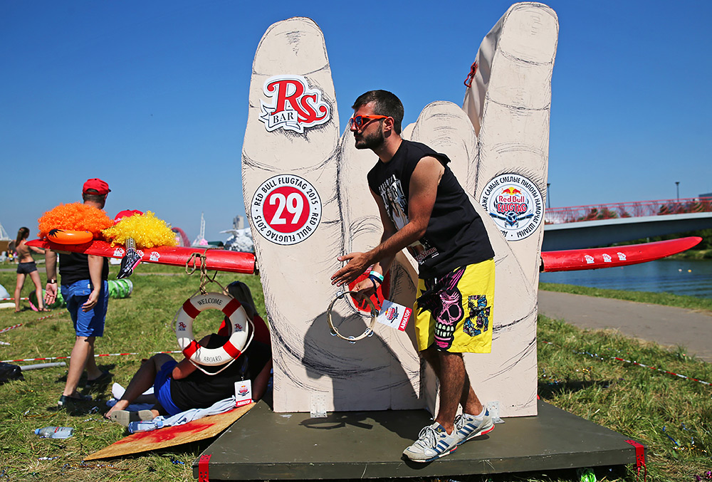 Участники чемпионата самодельных летательных аппаратов Red Bull Flugtag в Крылатском