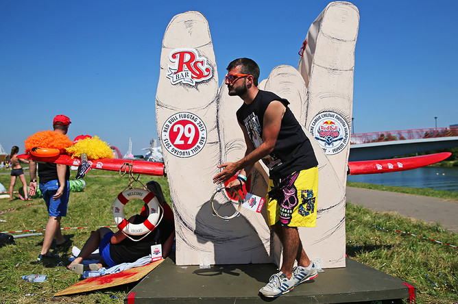 Участники чемпионата самодельных летательных аппаратов Red Bull Flugtag в Крылатском