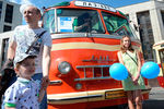 Посетители на фоне автобуса ЛПЗ-695 на выставке ретротехники, посвященной 91-й годовщине открытия в Москве регулярного автобусного сообщения