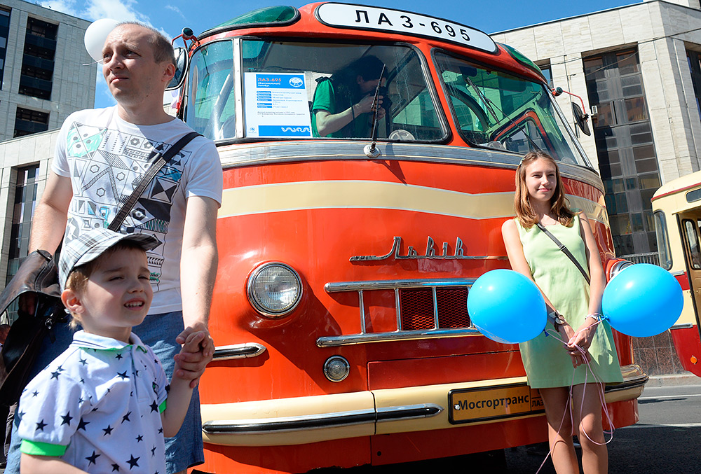 Посетители на фоне автобуса ЛПЗ-695 на выставке ретротехники, посвященной 91-й годовщине открытия в Москве регулярного автобусного сообщения