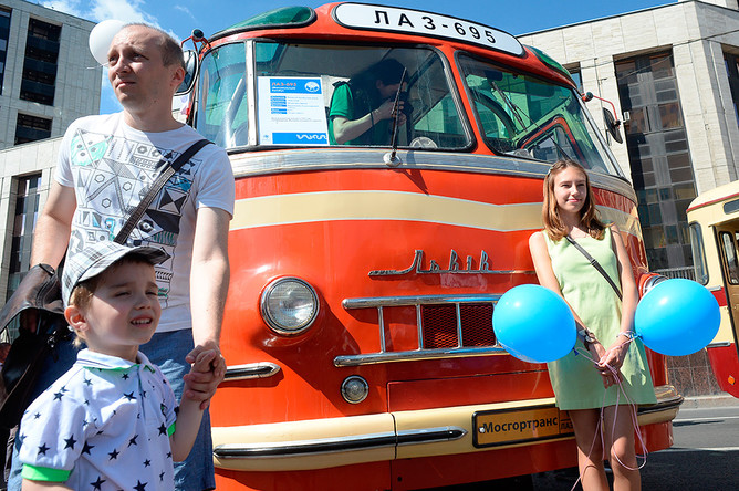 Посетители на фоне автобуса ЛПЗ-695 на выставке ретротехники, посвященной 91-й годовщине открытия в Москве регулярного автобусного сообщения