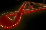 Символ борьбы со СПИДом, выложенный из свечей в городе Агартала в Индии