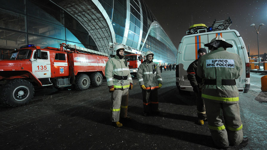 Сотрудники МЧС России у аэропорта Домодедово, где произошел взрыв