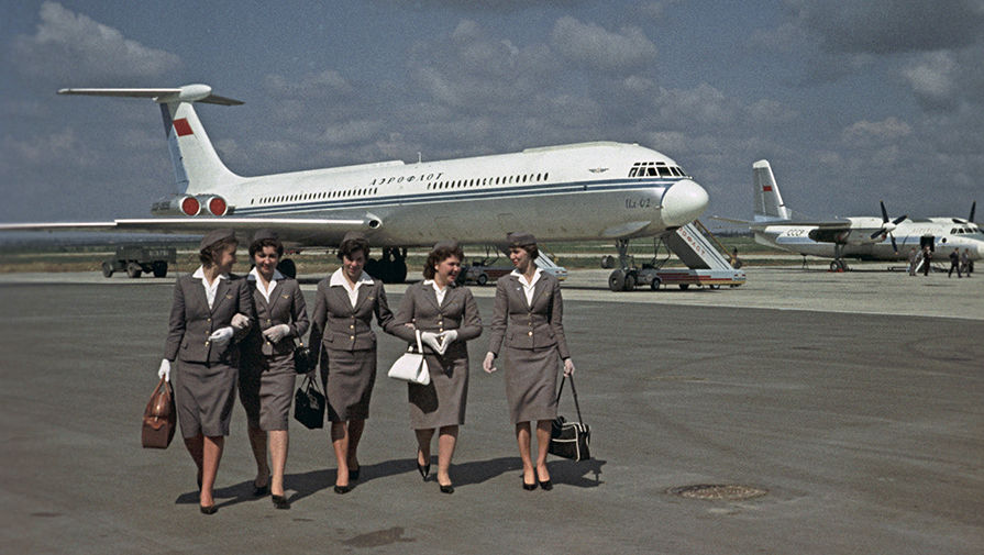 Стюардессы на&nbsp;фоне самолета Ил-62 компании &laquo;Аэрофлот&raquo; в&nbsp;аэропорту Внуково, 1963&nbsp;год