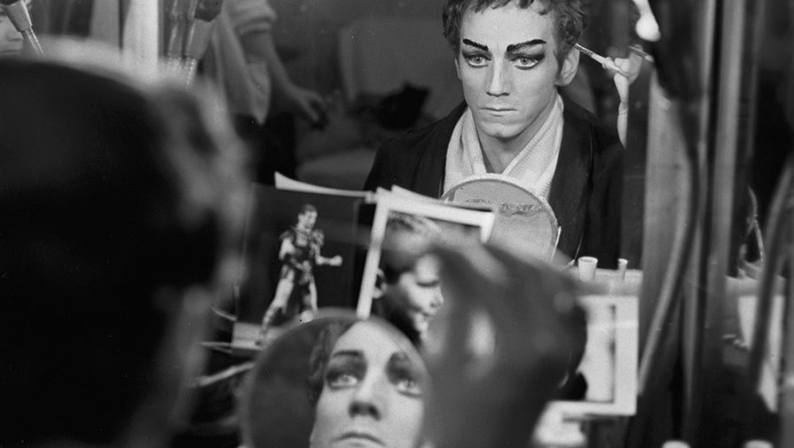 Марис Лиепа в&nbsp;гримерной перед&nbsp;выходом на&nbsp;сцену Большого театра, 1971 год