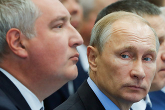 Вице-премьер России Дмитрий Рогозин и президент России Владимир Путин на территории судостроительного комплекса «Звезда» в Приморье, 8 сентября 2017 года