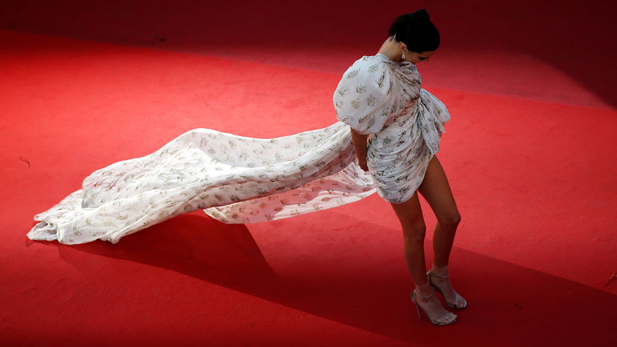Модель Кендалл Дженнер на красной дорожке Каннского кинофестиваля, 2017 год