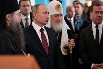 Владимир Путин и председатель правительства России Дмитрий Медведев во время посещения Воскресенского Ново-Иерусалимского мужского монастыря в подмосковной Истре. На втором плане в центре: патриарх Московский и всея Руси Кирилл, 15 ноября 2017 года