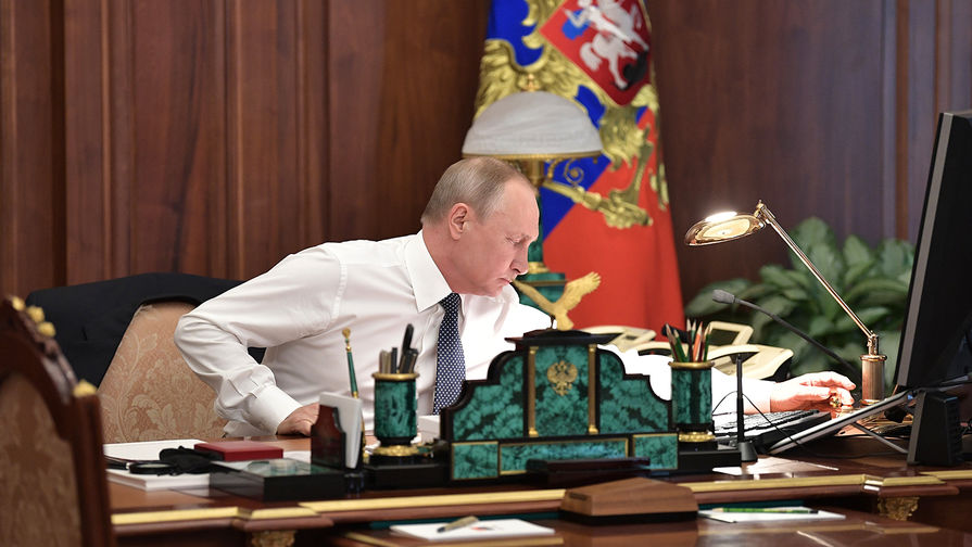 Владимир Путин в своем рабочем кабинете, 2018 год