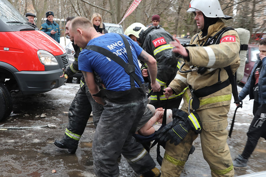 Спасатели выносят ребенка, пострадавшего при&nbsp;взрыве жилого дома на&nbsp;улице Зеленой в&nbsp;Химках, 19 марта 2021 года