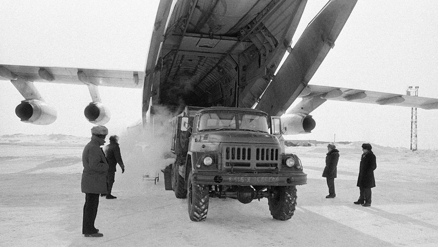 Разгрузка самолета ИЛ-76 в Норильском аэропорту, 1981 год