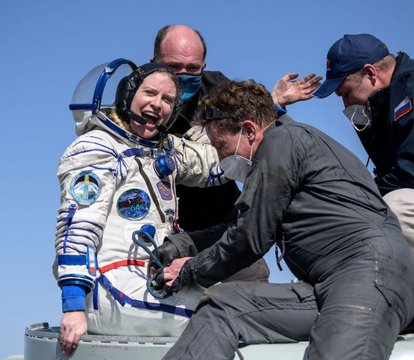 Астронавт Кэтлин Рубинс после приземления корабля &laquo;Союз МС-17&raquo; в&nbsp;степи Казахстана, 17 апреля 2021 года