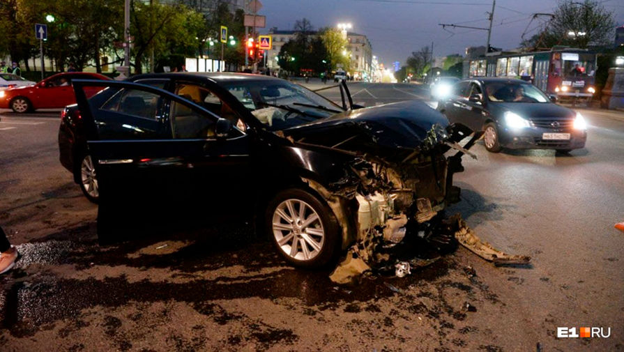 Шесть человек пострадали в результате выезда автомобиля на тротуар в Екатеринбурге