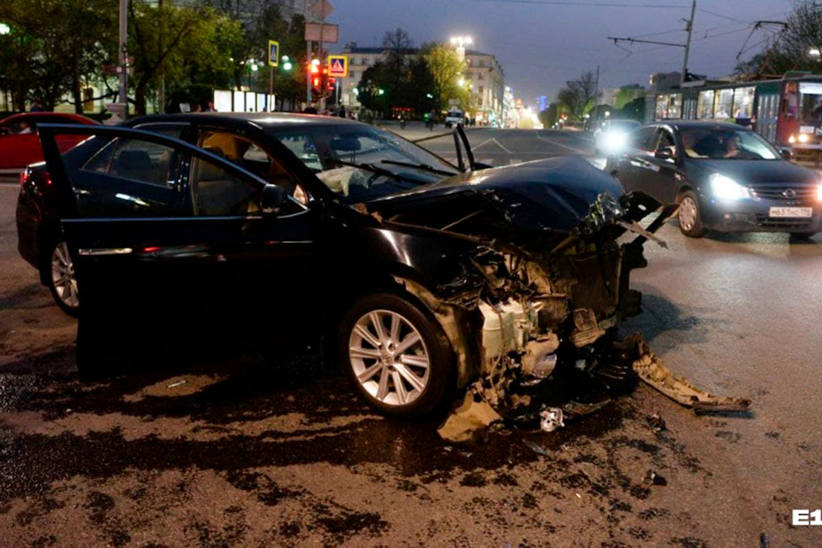 Шесть человек пострадали в результате выезда автомобиля на тротуар в  Екатеринбурге - Газета.Ru