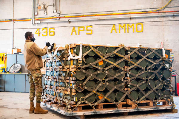 Военнослужащий армии США готовит к отправке на Украину оружие, боеприпасы и другое военное оборудование, 21 января 2022 года