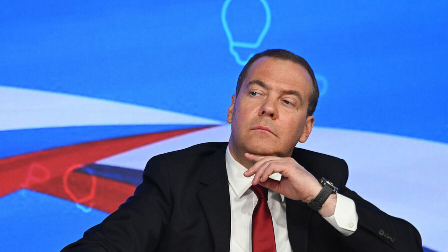 Медведев анонсировал триллер, опубликовав фото Трампа и карикатуру на Байдена
