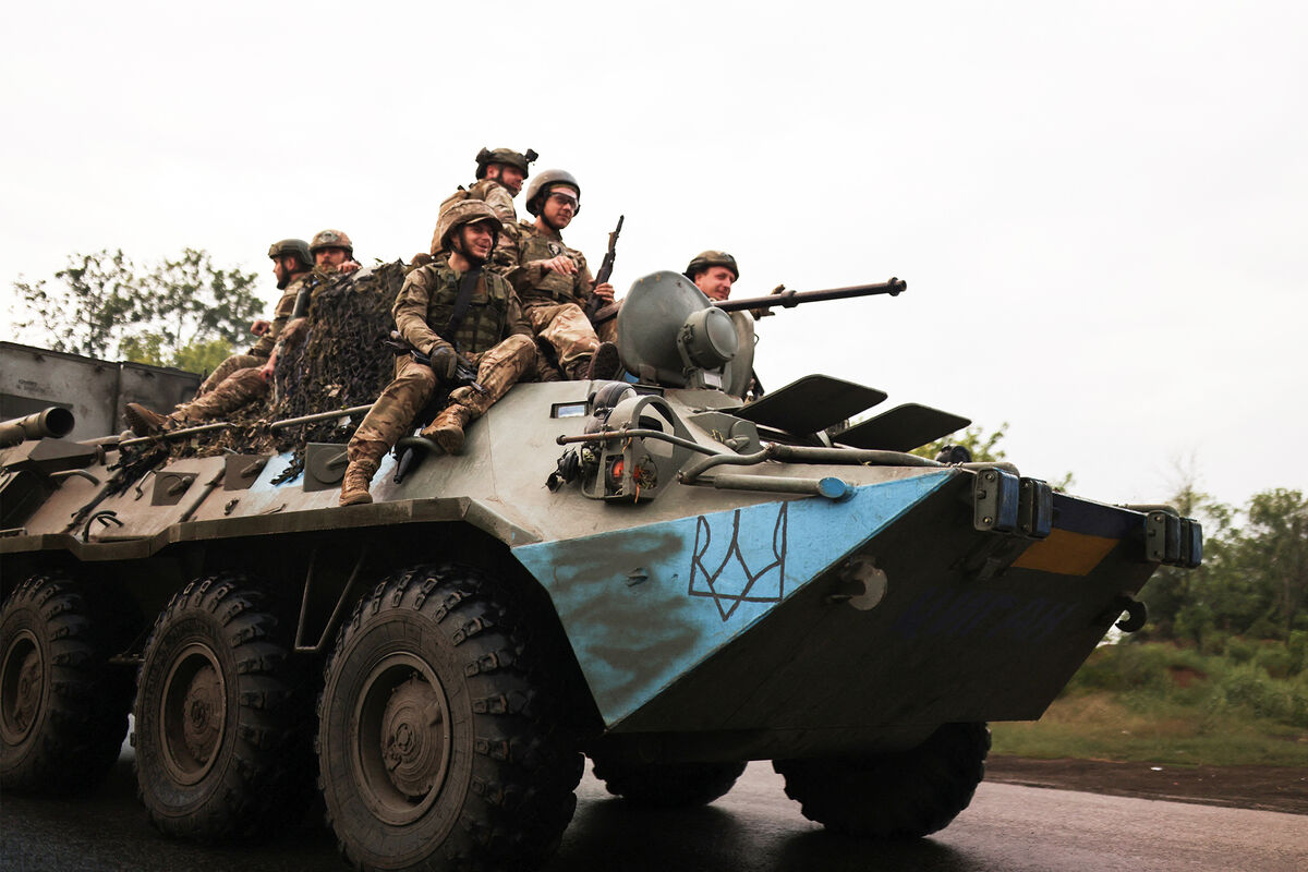 Украинские военнослужащие на БТР под Бахмутом