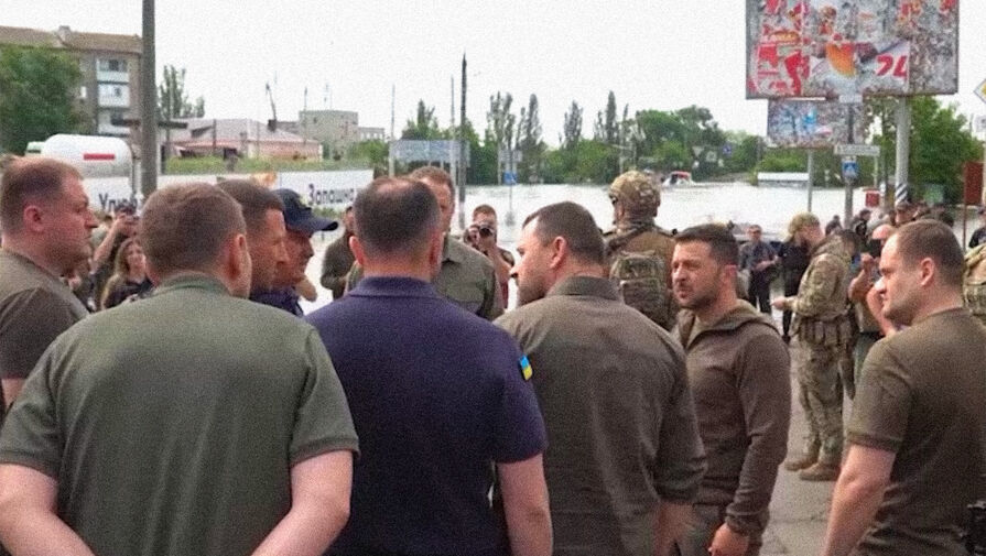 Зеленский приехал в подтопленный Херсон