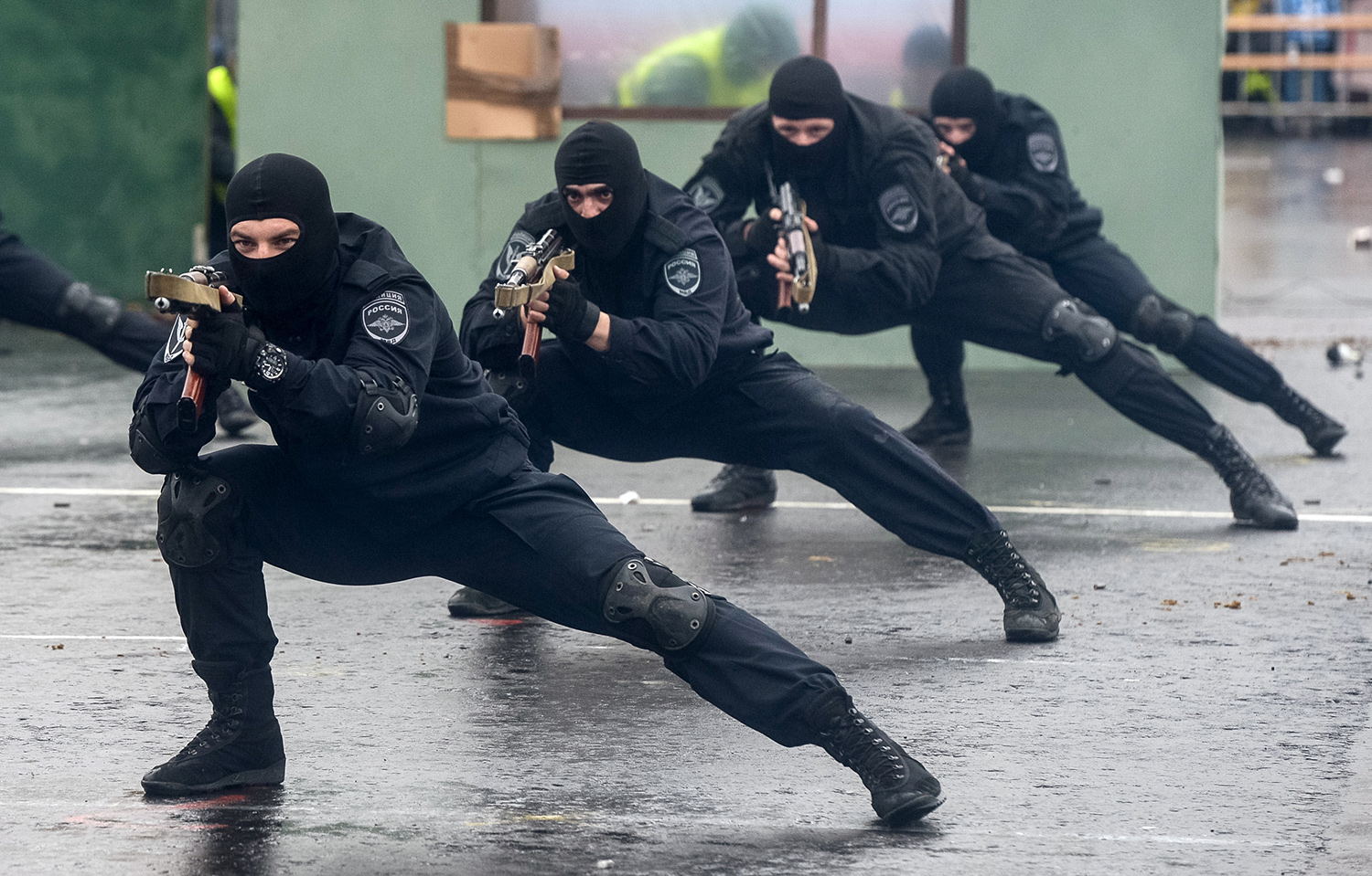 Участники ежегодного спортивного праздника московской полиции