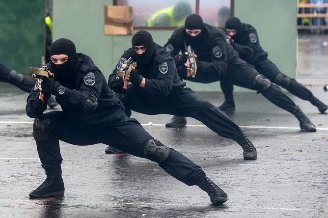 Участники ежегодного спортивного праздника московской полиции