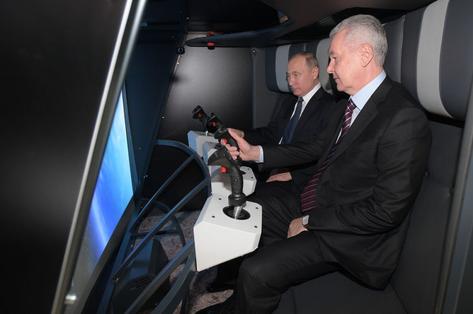 Президент России Владимир Путин и мэр Москвы Сергей Собянин во время посещения реконструированного павильона «Космос» на ВДНХ, 12 апреля 2018 года
