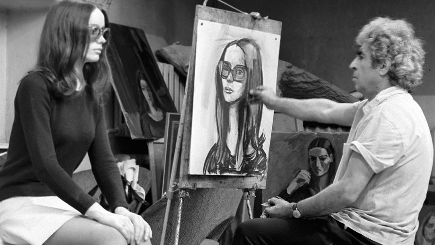 Николай Никогосян пишет портрет молодой девушки, 1979 год