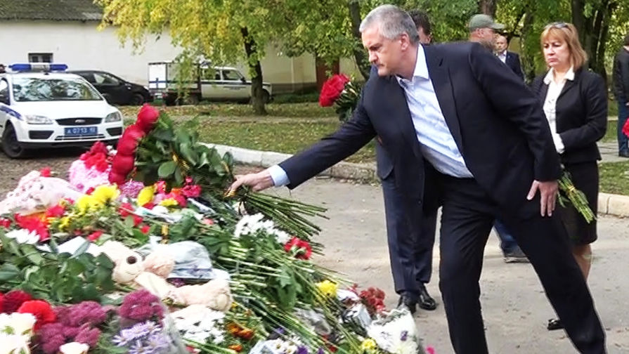 Глава Республики Крым Сергей Аксёнов возлагает цветы к народному мемориалу возле Керченского политехнического колледжа, октябрь 2018 год