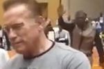 Момент нападения на Арнольда Шварценеггера, скриншот видео