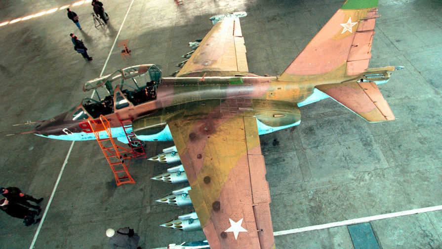 Штурмовик Су-25 в ангаре авиагарнизона Кубинка, 1997 год