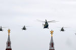 Военно-транспортный вертолет Ми-26 и многоцелевые вертолеты Ми-8АМТШ над Красной площадью на воздушном параде Победы в Москве, 9 мая 2020 года