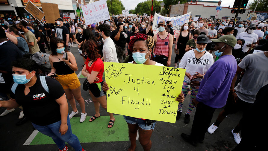 Во время протестов в Миннеаполисе, штат Миннесота, США, 27 мая 2020 года
