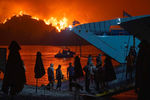 Эвакуация жителей в деревне Лимни во время лесных пожаров, Греция, август 2021 года
