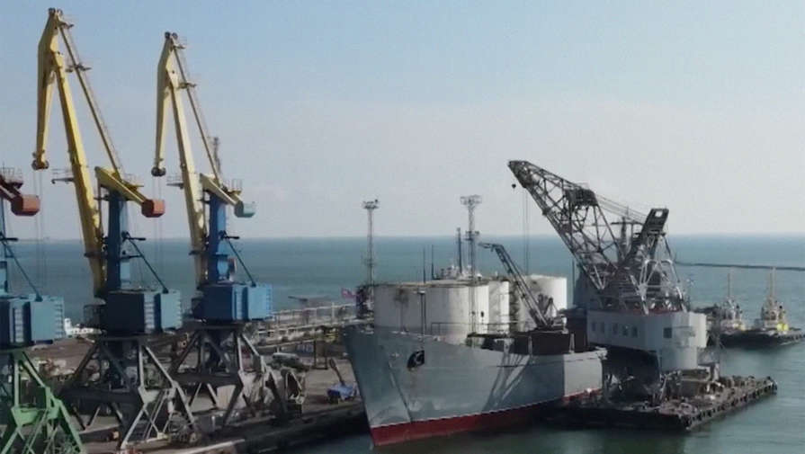Десантный корабль Черноморского флота Орск доставил боевую технику в порт Бердянска