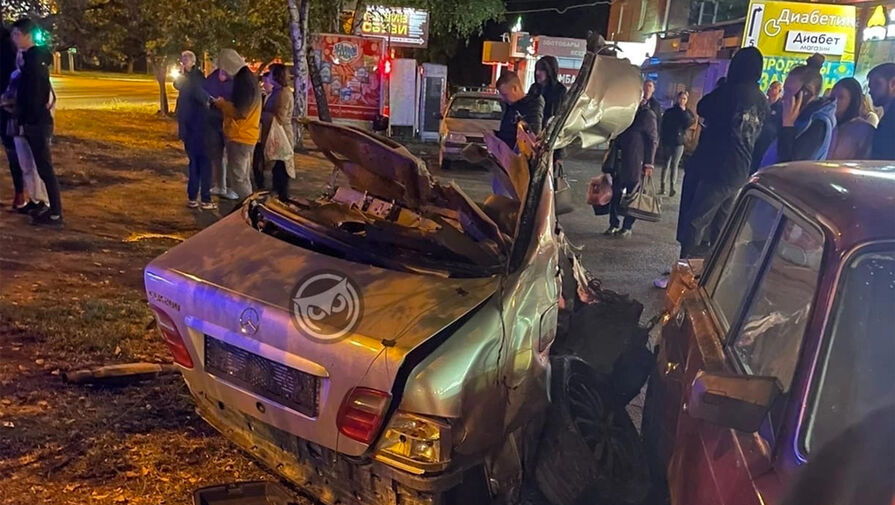 Mercedes разорвало пополам при ДТП в Пензе