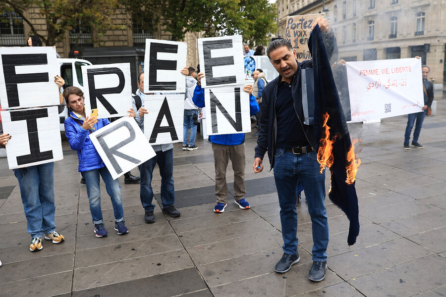 Мужчина сжигает хиджаб в&nbsp;знак солидарности с&nbsp;иранскими женщинами, Париж, Франция, 2&nbsp;октября 2022&nbsp;года