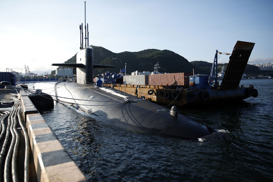 Американская подводная лодка с баллистическими ракетами USS Kentucky на военно-морской базе Пусан, Южная Корея, 2023 год