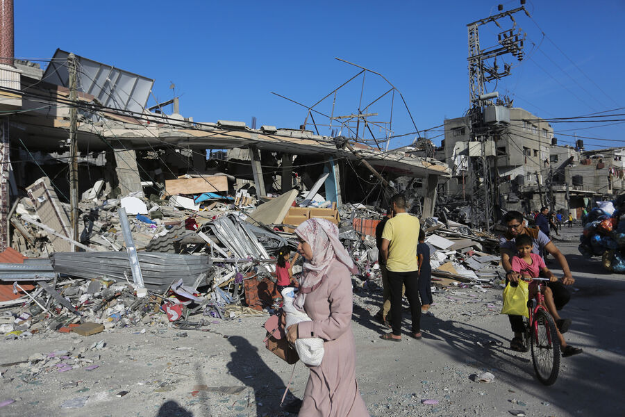 Палестинцы на месте разрушений после израильского удара в Рафахе, сектор Газа, 31 октября 2023 года