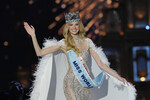 Победительница Кристина Пышкова из Чехии во время церемонии награждения конкурса «Мисс Мира 2024» в Мумбаи, Индия, 9 марта 2024 года