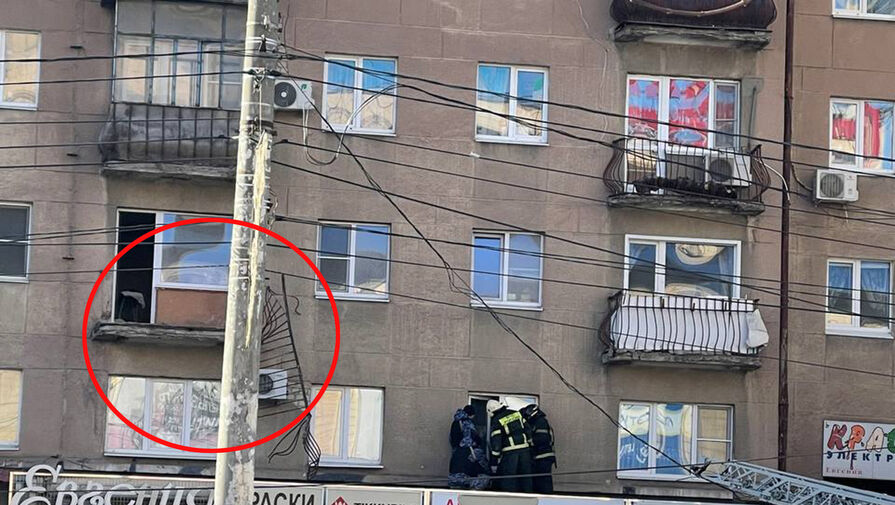 Россиянин вышел покурить на балкон и упал на козырек дома