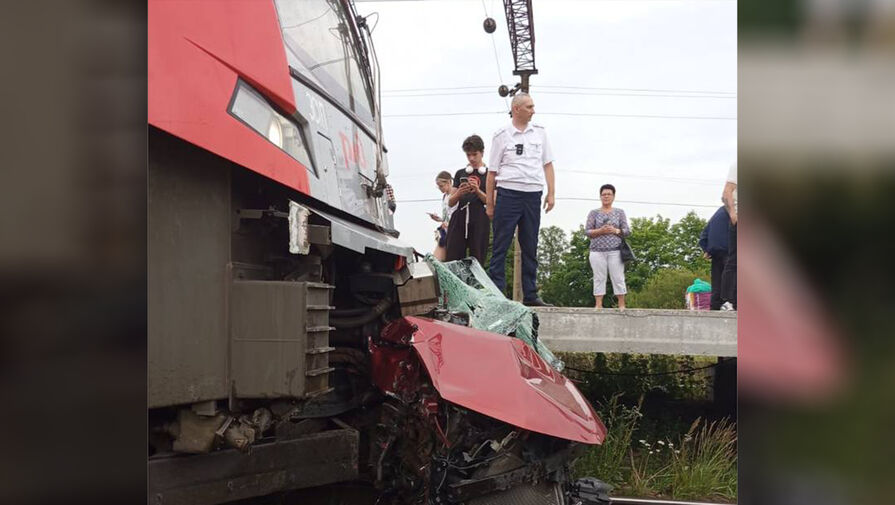 В Ленинградской области столкнулись пассажирский поезд и автомобиль