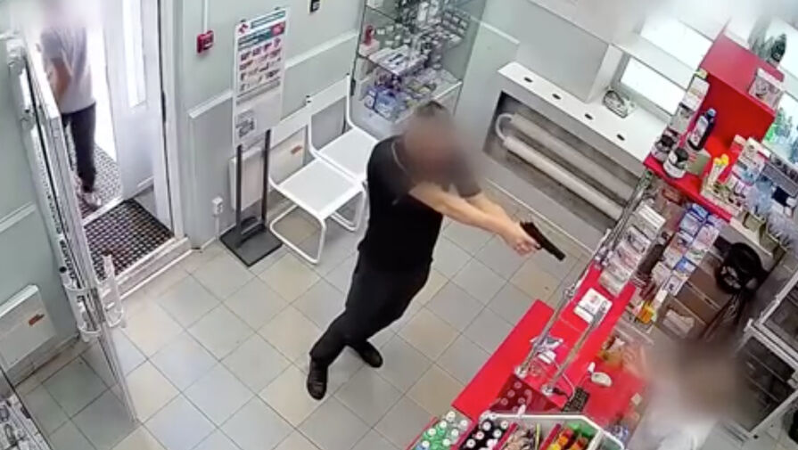 Россиянин нашел на детской площадке игрушечный пистолет и попытался ограбить аптеку 