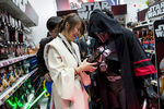 Фанаты «Звездных войн» выбирают новые игрушки в магазине Гонконга