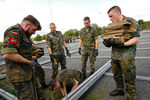 Военнослужащие Германии сооружают тенты для нелегальных мигрантов недалеко от границы 