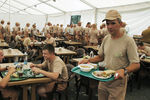 Военнослужащие РФ обедают на базе Хмеймим в Сирии
